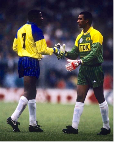 Lloyd en Stanley Menzo. Bron: @oldFootball11