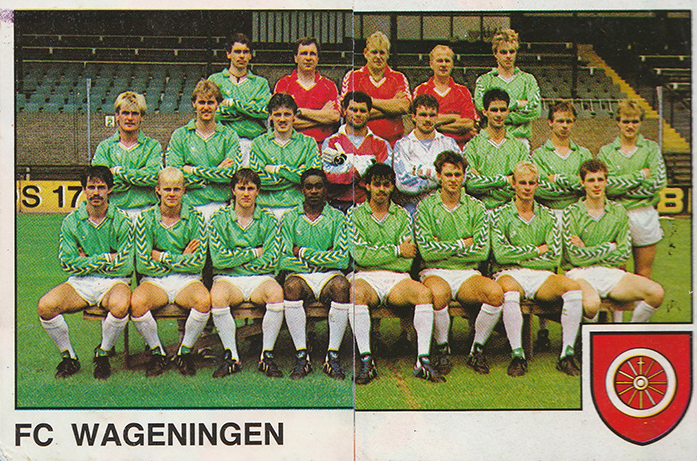 88/89. Frits zittend, 4e van rechts.<br>Bron: staantribune.nl