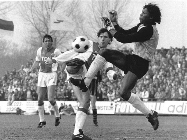 Florian pareert een inzet van Marco van Basten<br> Bron: @telstar1963nv